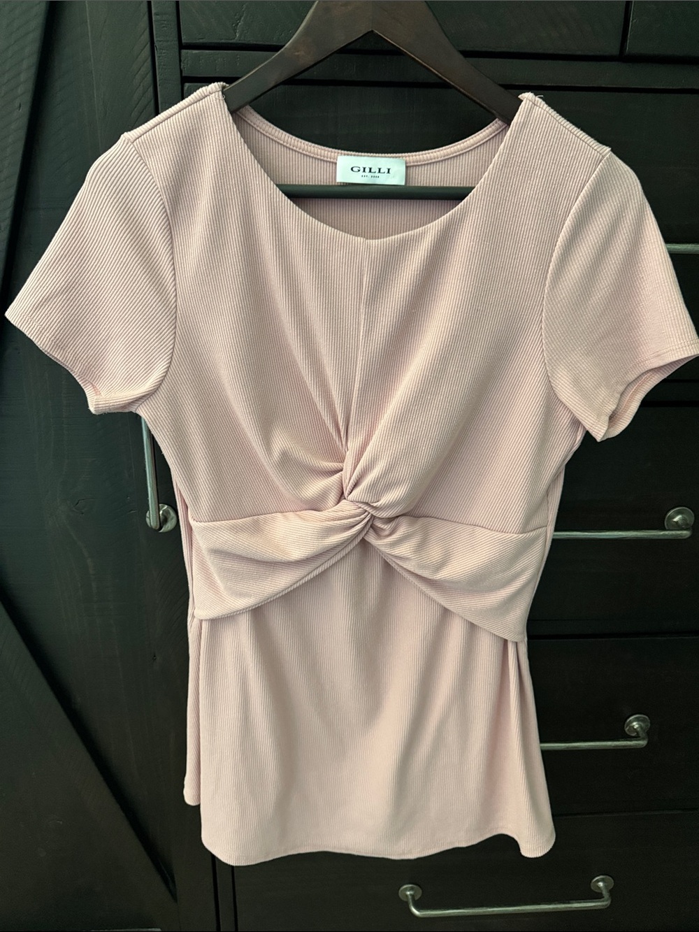 GILLI Dusty Rose Twist-Front Short Sleeve Crop Top